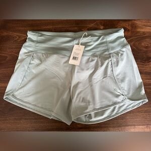 Free Fly Women’s Bamboo Lined Breeze Short 4”
Color: Green Haze
Size: M      NWT